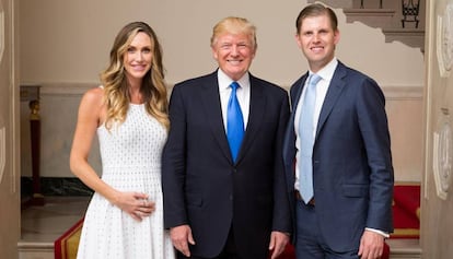 Donlald Trump, con su hijo Eric y su nuera, en una foto publicada por Lara Lea Trump en su Instagram.