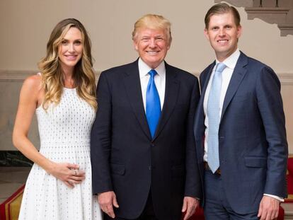 Donlald Trump, con su hijo Eric y su nuera, en una foto publicada por Lara Lea Trump en su Instagram.