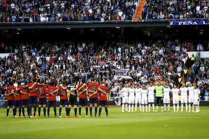 Ambos equipos guardando un minuto de silencio por Tito Vilanova.