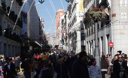 Afluencia de personas en la calle preciados de Madrid, en los días previos a las celebraciones de Navidad. EFE/ J.P.Gandul/Archivo