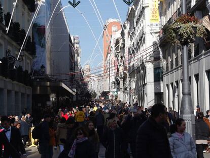 Afluencia de personas en la calle preciados de Madrid, en los días previos a las celebraciones de Navidad. EFE/ J.P.Gandul/Archivo