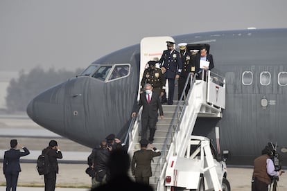 AMLO baja de avión en el aeropuerto Felipe Ángeles