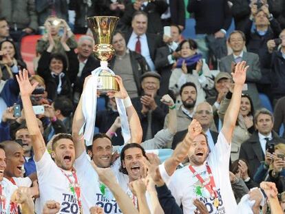 Los jugadores del Lazio levantan la Copa de Italia