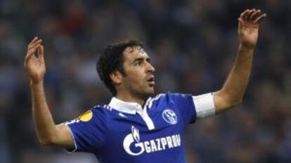 Raúl González, en un momento de la eliminatoria de octavos de final de la Liga Europa entre el Schalke 04 y el Twente.