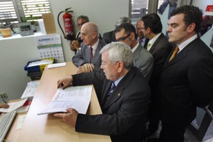 Los siete alcaldes socialistas del sur (Alcorcón, Aranjuez, Fuenlabrada, Getafe, Leganés, Parla y Pinto) en la sede del Gobierno regional.