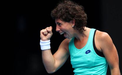 Carla Suárez celebra su triunfo en octavos, ayer en Melbourne.
