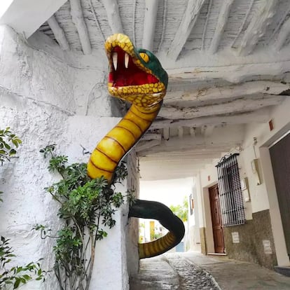 Escultura de una serpiente en una de las calles de Soportújar.