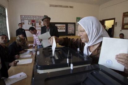 Una albanesa deposita su voto en un centro electoral en Paskuqan, cerca de Tirana, ayer.
