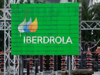 Una señal con el logotipo de la empresa española Iberdrola junto a una subestación eléctrica en Durango, España.