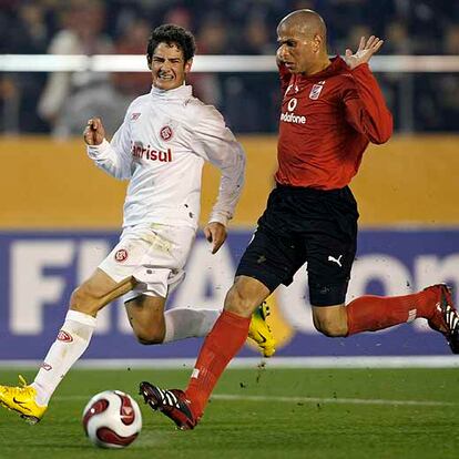 El defensa egipcio Gomaa protege un balón ante el acoso de Pato.