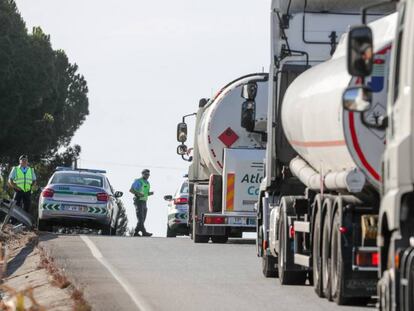 Miembros de la gendarmería escoltan a los camiones cisterna en Aveiras de Cima (Portugal), este martes.