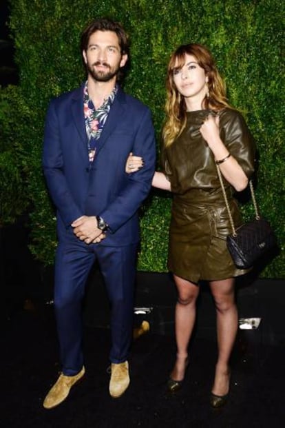 Michiel Huisman junto a su mujer, la también actriz Tara Elders, en el festival de cine de Tribeca, en 2015.