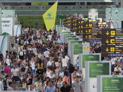 La T-1 del aeropuerto del Prat, llena de pasajeros, el pasado martes.