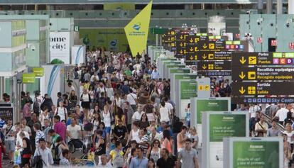 La T-1 del aeropuerto del Prat, llena de pasajeros, el pasado martes.