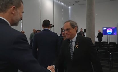 Felipe VI saluda a Quim Torra, durante la inauguración del Mobile en Barcelona en 2019. 