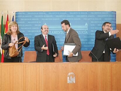 De izquierda a derecha, Concha Caballero, Gaspar Zarrías, Manuel Gracia y José Calvo, tras la firma del acuerdo.