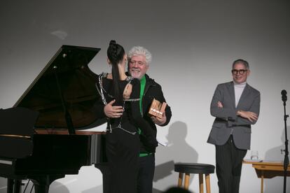 El abrazo entre Pedro Almodóvar y Milena Smit, a la que el director entregó el premio actriz ICON. 