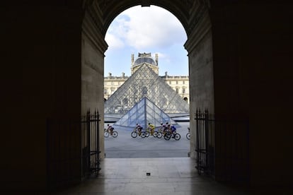 El pelotón recorre el patio del museo del Louvre de París durante la última etapa del Tour de Francia, este domingo.