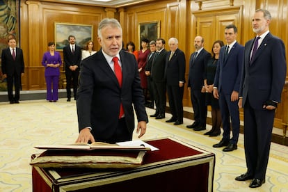 El nuevo ministro de Política Territorial y Memoria Democrática, Ángel Víctor Torres, promete el cargo ante el Rey.