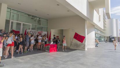 Los trabajadores de Ciut'art a las puertas del Macba antes de permitir la entrada de los visitantes.