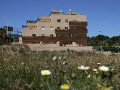 Conjunto residencial de Torremolinos (Málaga), ocupado por varias familias al estar vacíos los veintinueve apartamentos a raíz de que la promotora del inmueble se encuentra en concurso de acreedores. EFE/Archivo