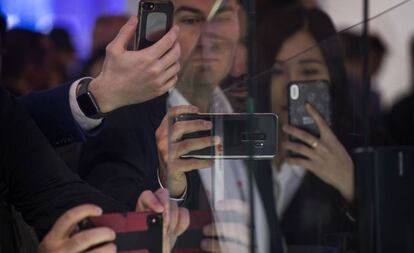 Assistents al MWC19 fotografien el Huawei Mat X.