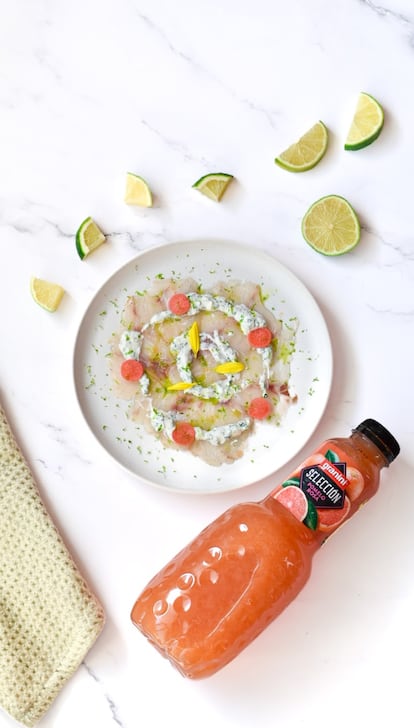 También se pueden aprovechar las fiestas para sorprender con recetas distintas y ligeras. Granini propone utilizar su zumo de pomelo rosa para elaborar platos como este carpaccio de lubina.