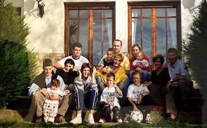 Irene Paredes, con un balón a sus pies, en una imagen con su familia cedida por la futbolista.