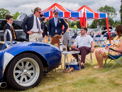 Pícnic en el parking de la regata de Henley, que se celebra anualmente en el Támesis desde 1839.