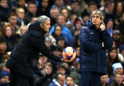 Mourinho y Pellegrini durante el partido.