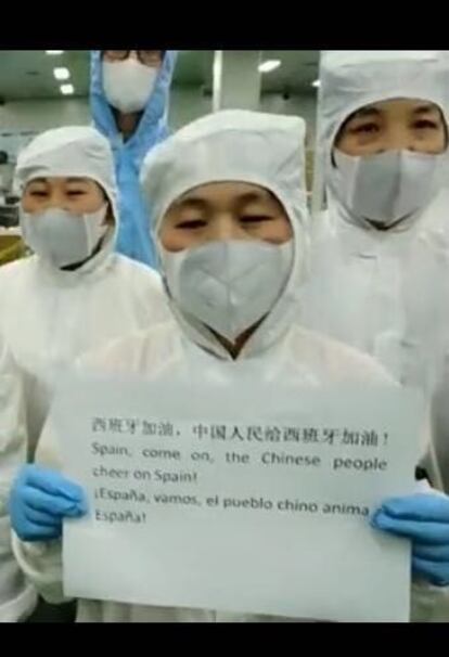 Otra de las imágenes que Luceño envió a Collado por WhatsApp, donde se observa a trabajadores chinos de una fábrica de material sanitario con un mensaje de apoyo a España.