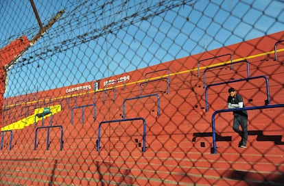 Fútbol argentino: Un hincha solitario en el Estadio España, casa del Club Deportivo Español