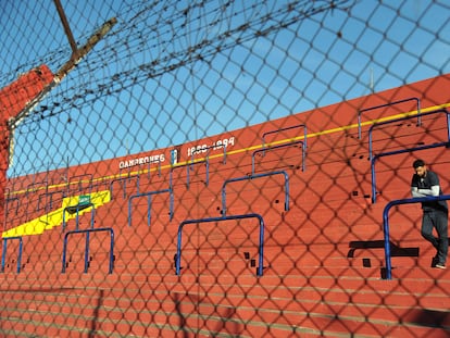 Fútbol argentino: Un hincha solitario en el Estadio España, casa del Club Deportivo Español