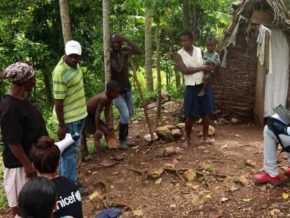 Un agente comunitario realiza una toma de datos en una comunidad rural de Hait&iacute;.