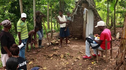 Un agente comunitario realiza una toma de datos en una comunidad rural de Hait&iacute;.