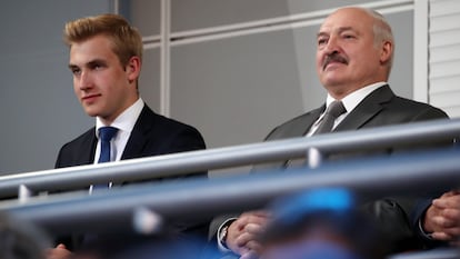 El presidente de Bielorusia Alexander Lukashenko y su hijo Nikolai, en julio.