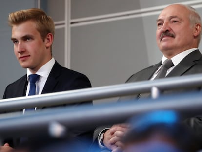 El presidente de Bielorusia Alexander Lukashenko y su hijo Nikolai, en julio.