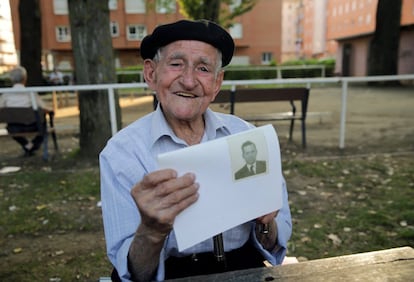 Maximino San Miguel, de 102 años, muestra una imagen de joven en un parque cerca de su casa en León (Castilla y León). San Miguel descubrió su pasión por la interpretación con 80 años y ha participado en muchas producciones locales. Nunca fue a la escuela porque tuvo que trabajar como pastor y le encanta leer libros sobre tradiciones.