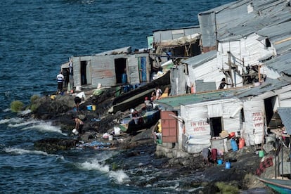 El territorio de Migingo, de apenas un cuarto de hectarea, está cubierto por chabolas de hierro en su totaliad, hasta rozar la costa.