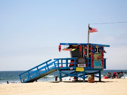 Caseta de vigilancia en una playa de Santa Mónica (California).