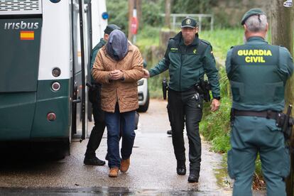 Agentes de la Guardia Civil escoltan en Vigo a uno de los tres tripulantes del barco apresado en Canarias con más de tres toneladas de cocaína en su interior.