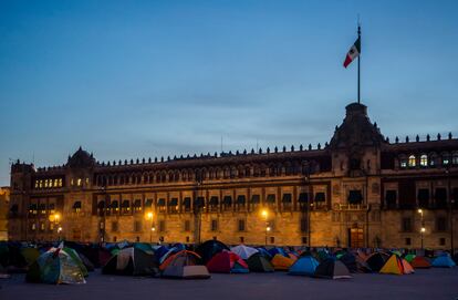 La casas de campaña durante la madrugada. 