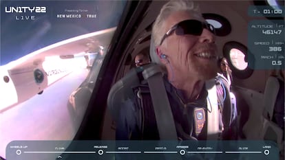 O bilionário Richard Branson sorri a bordo da nave ‘Unity’, da Virgin Galactic.