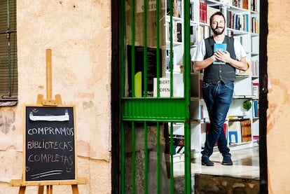 El músico Litus, protagonista del musical rumbero '¡Chakapum!', en la puerta de la librería Juanito, en Madrid.