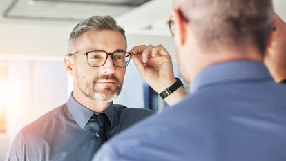 Artículo de EL PAÍS Escaparate que describe las ventajas de usar ganchos antideslizantes en las patillas de las gafas