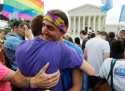 Cientos de personas se han agolpado en las inmediaciones de la Corte Suprema, en el centro de Washington, para celebrar la decisión de los jueces.