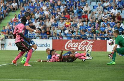 El delantero hondureño del Tenerife Anthony Lozano (segundo por la derecha) marca ante el Getafe.