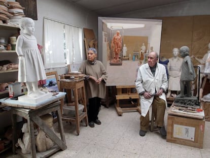 La pintora Isabel Quintanilla (izquierda) y su marido, el escultor Francisco L&oacute;pez, en su estudio de Madrid, en enero de 2016.