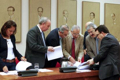 El presidente de la Comisión Constitucional, Alfonso Guerra, con los portavoces parlamentarios.