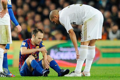 Iniesta, en el suelo, tras sufrir una entrada del madridista Pepe en un duelo del curso pasado.